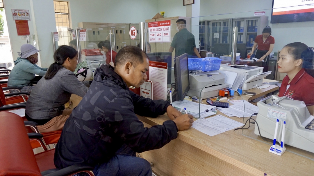 Khách hàng giao dịch tại một ngân hàng thuộc huyện Lắk. (Ảnh minh họa)
