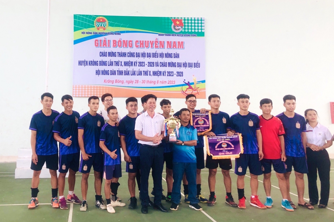 Ban tổ chức trao Cup Vô địch cho đội bóng chuyền nam xã Cư Drăm