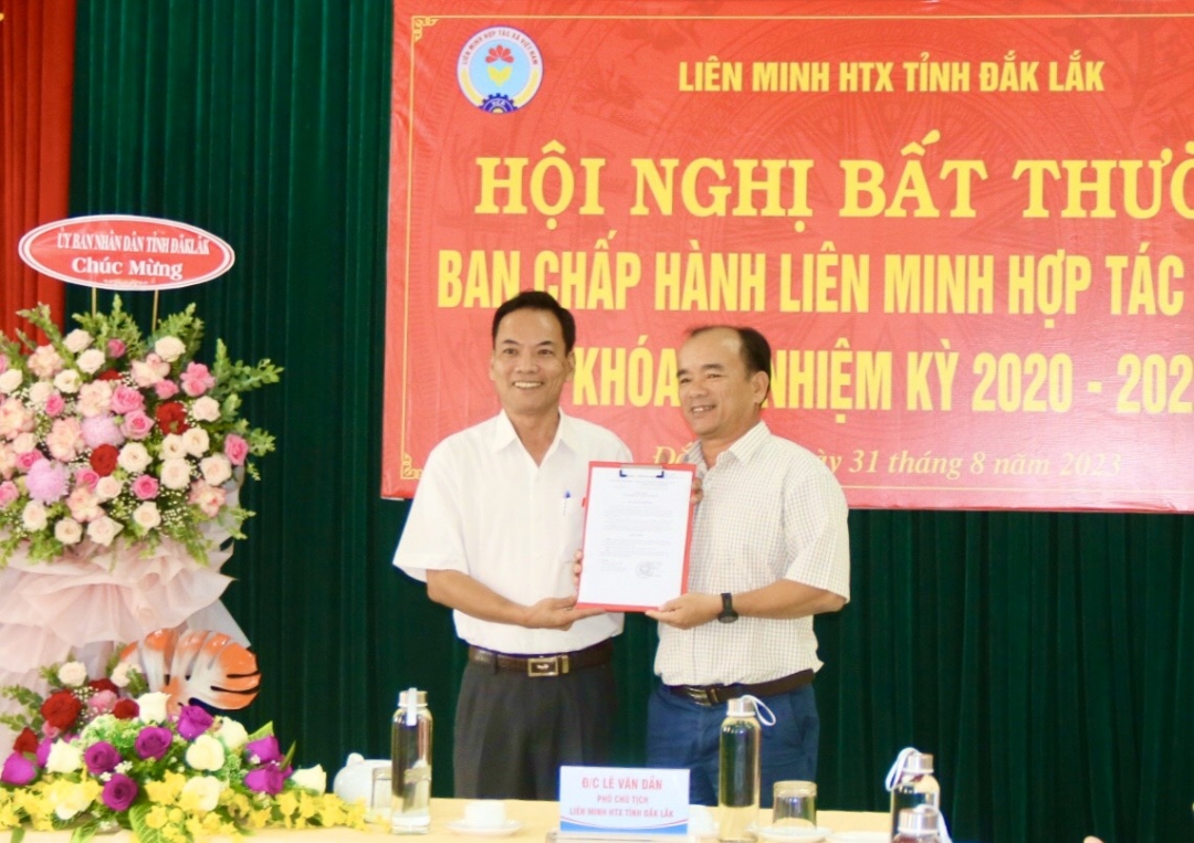 Liên minh HTX tỉnh trao quyết định tặng cờ thi đua dẫn đầu phong trào thi đua yêu nước năm 2022 của chính phủ cho HTX Dịch vụ tổng hợp nông nghiệp Thăng Bình (xã Cư Kty, huyện Krông Bông). 