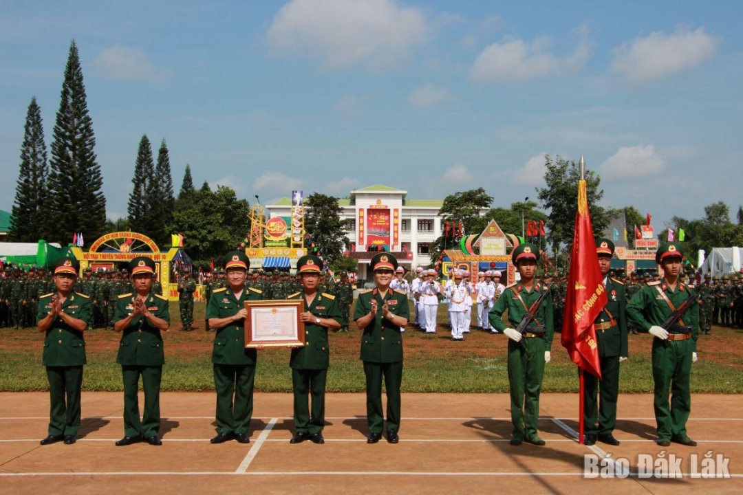 Thừa ủy quyền của Chủ tịch nước, Trung tướng Phạm Trường Sơn trao Huân chương Bảo vệ Tổ quốc hạng Nhất tặng Lữ đoàn Đặc công Bộ 198.