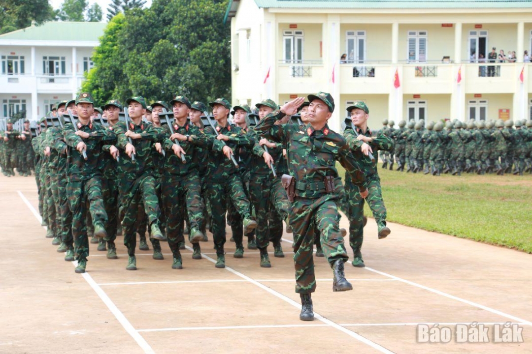 Cán bộ, chiến sĩ Lữ đoàn tham gia duyệt đội ngũ.