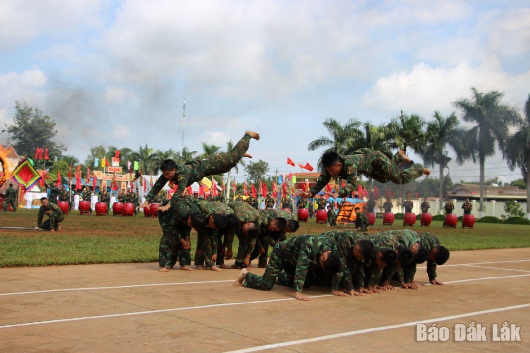 Cán bộ, chiến sĩ Lữ đoàn biểu diễn nhào lộn trên không.