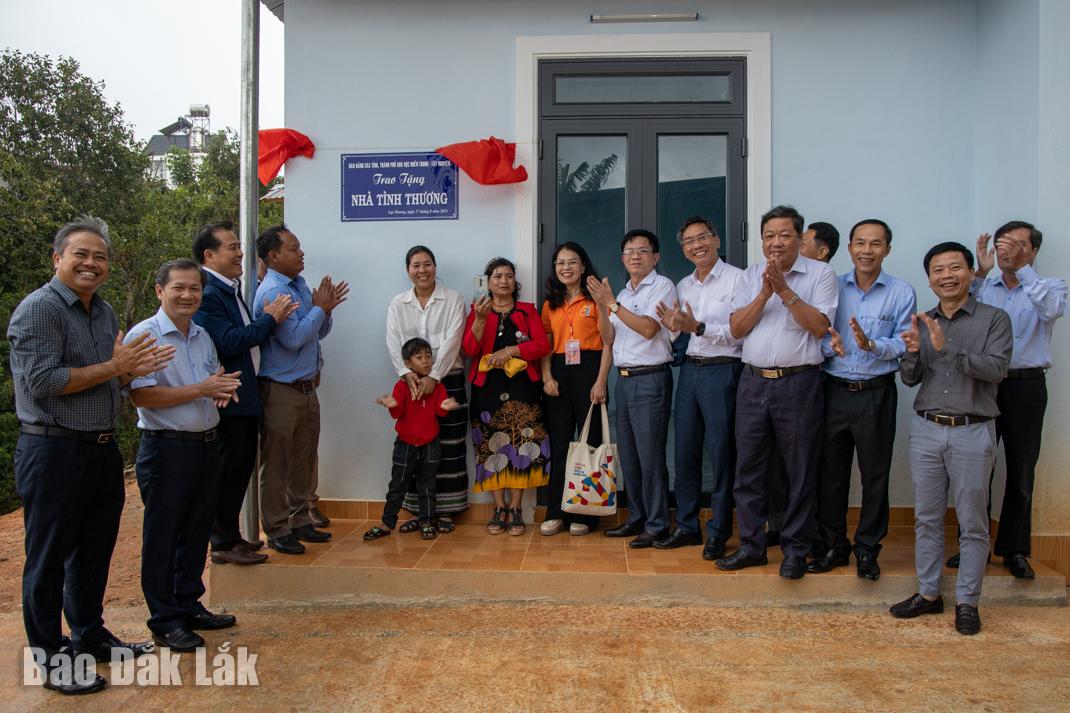 Các đại biểu trao nhà tình thương cho hộ anhKră Jăn Ha Chiêng