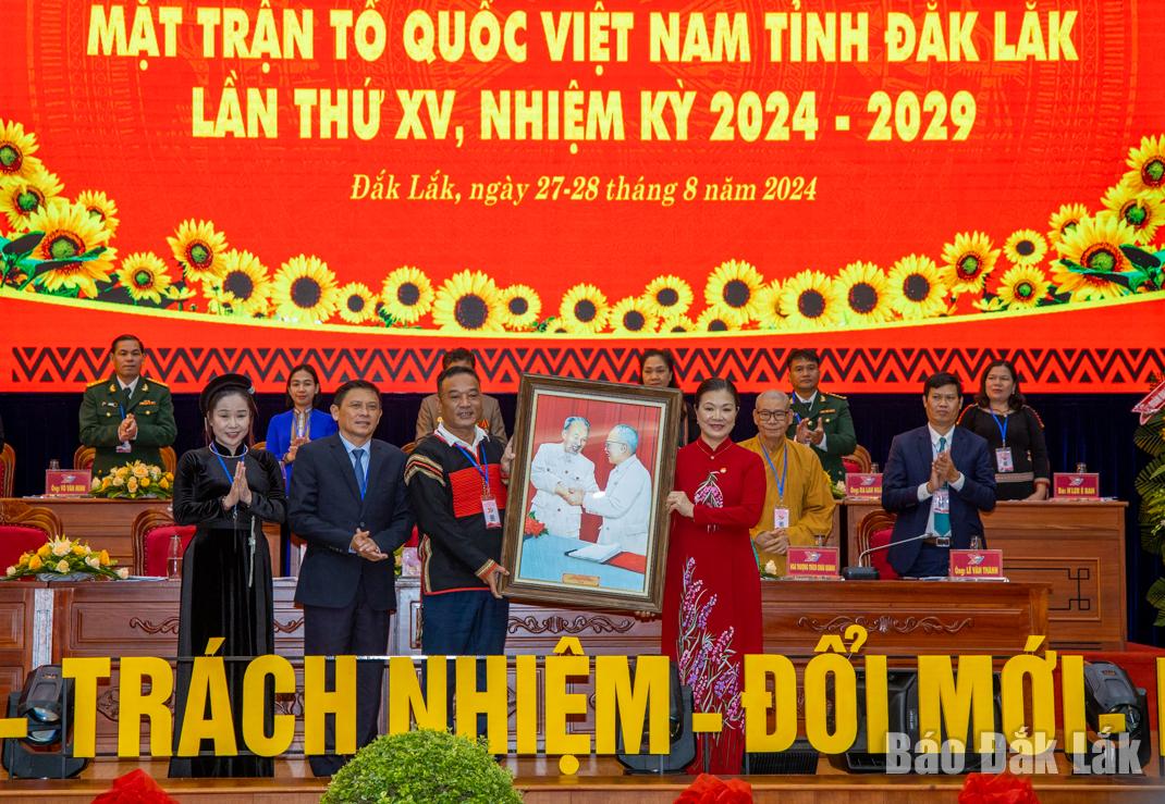 Ủy ban Trung ương MTTQ Việt Nam trao bức tranh Bác Hồ và Bác Tôn tặng Đại hội.
