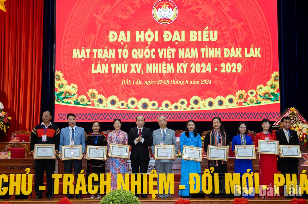 Các cá nhân, tập thể nhận Bằng khen của UBND tỉnh.