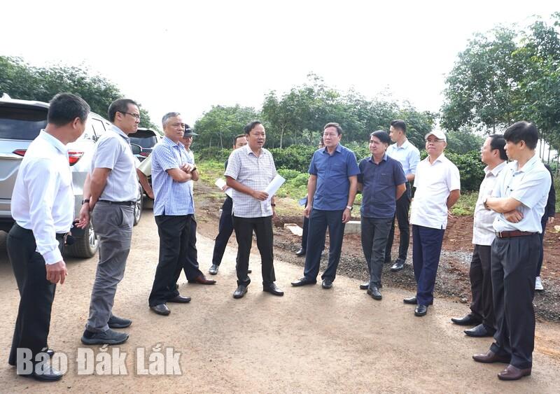 đoàn đã đi kiểm tra thực tế tình hình triển khai thi công Dự án đường giao thông từ xã Ea Hồ đi Tam Giang, huyện Krông Năng