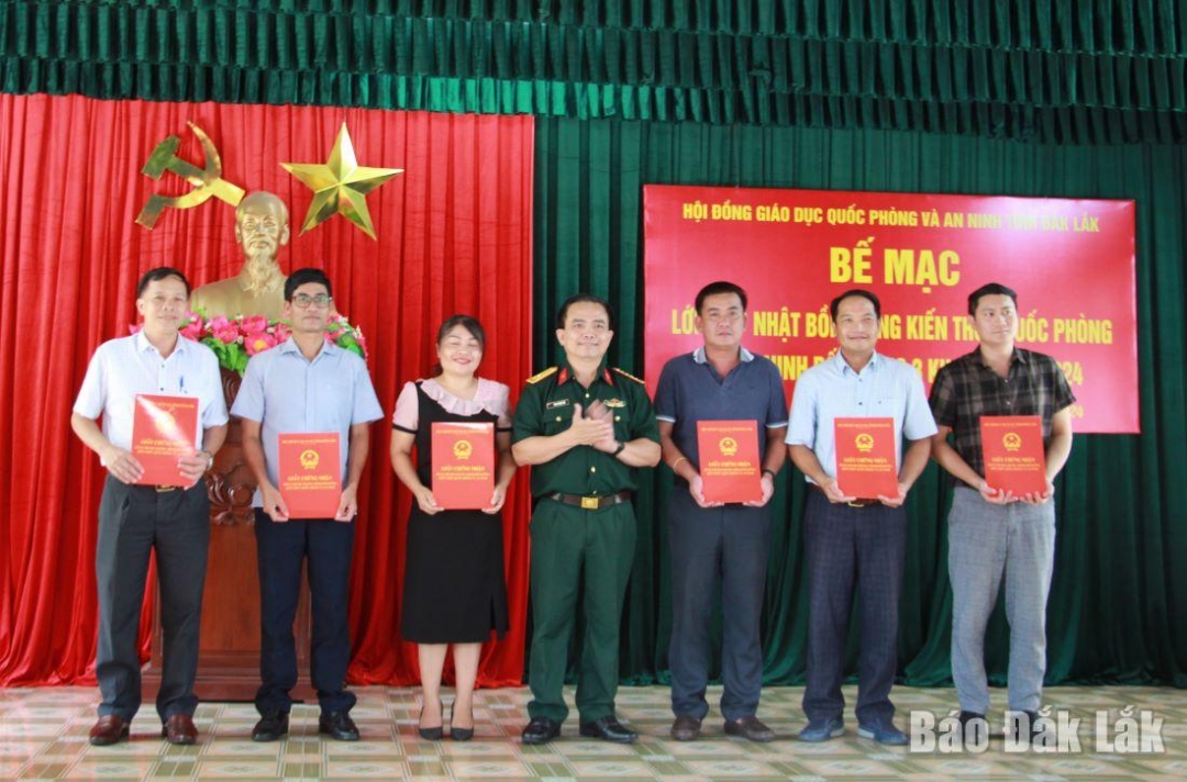 Đại tá Phan Thanh Tâm, Phó Chỉ huy trưởng Bộ Chỉ huy Quân sự tỉnh trao chứng nhận cho các học viên.