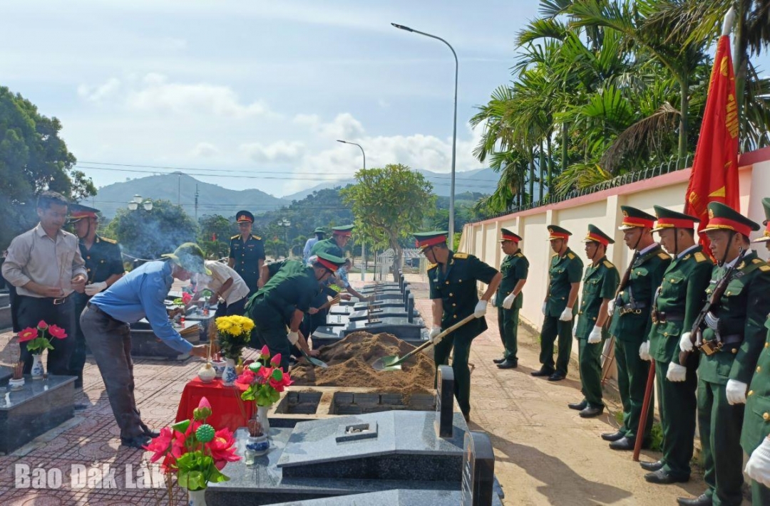 Hài cốt liệt sĩ được an táng tại Nghĩa trang Liệt sĩ huyện.