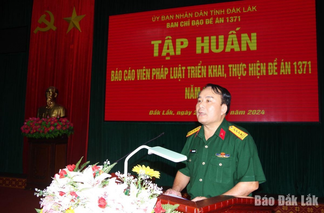 Đại tá Trần Minh Trọng, Chính ủy Bộ Chỉ huy Quân sự tỉnh phát biểu tại lớp tập huấn.