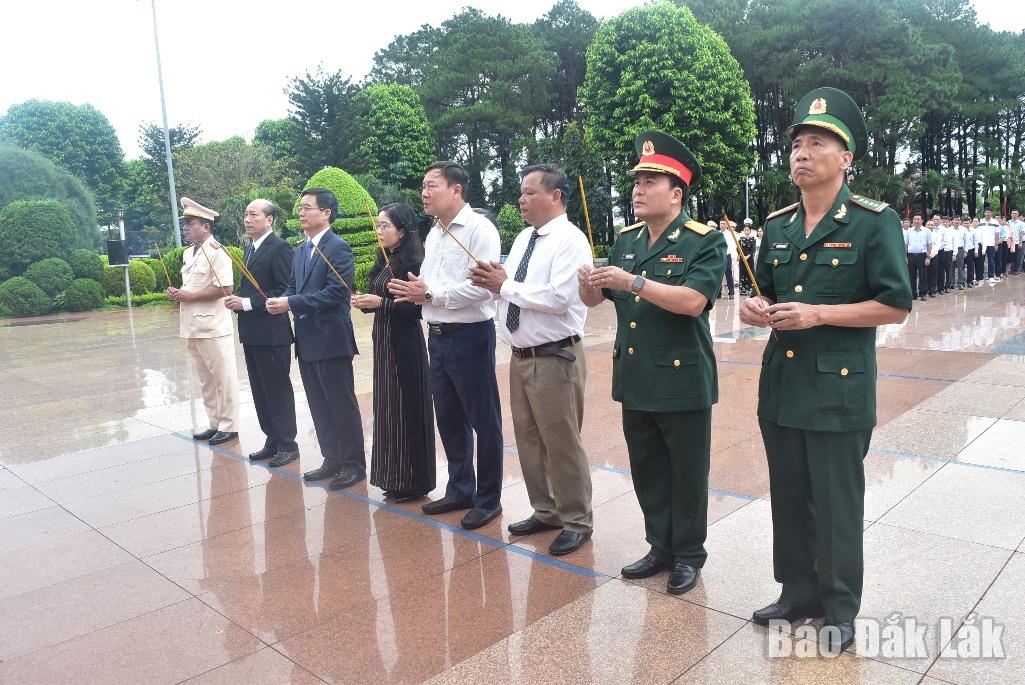 Lãnh đạo tỉnh dâng hương tưởng nhớ công lao các Anh hùng liệt sĩ.