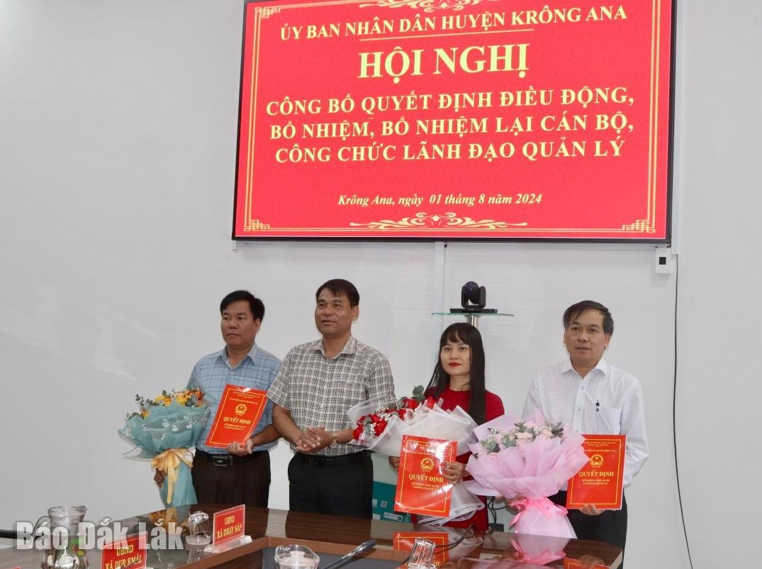 Phó Chủ tịch Thường trực UBND huyện Hoàng Minh Giám trao quyết định điều động, bổ nhiệm lại cho các cán bộ, công chức lãnh đạo quản lý.