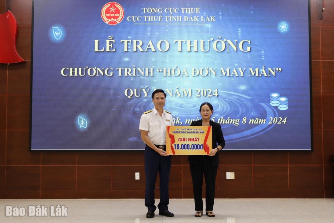 Ông Phạm Thanh Long, Phó Cục trưởng Cục Thuế tỉnh Đắk Lắk giải Nhất cho cá nhân trúng thưởng. 