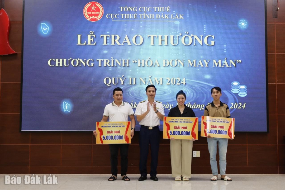 Các cá nhân, hộ kinh doanh nhận giải Nhì trong Chương trình Hóa đơn may mắn quý 2 năm 2024.