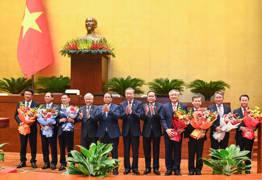 Lãnh đạo Đảng, Nhà nước tặng hoa chúc mừng các tân Phó Thủ tướng, Bộ trưởng, Chánh án TAND tối cao, Viện trưởng Viện KSND tối cao. Ảnh: quochoi.vn