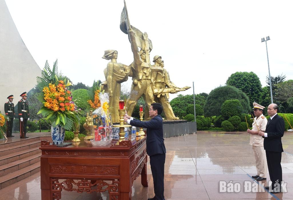 Bí thư Tỉnh ủy Nguyễn Đình Trung dâng hương bày tỏ lòng thành kính trước các anh hùng liệt sĩ