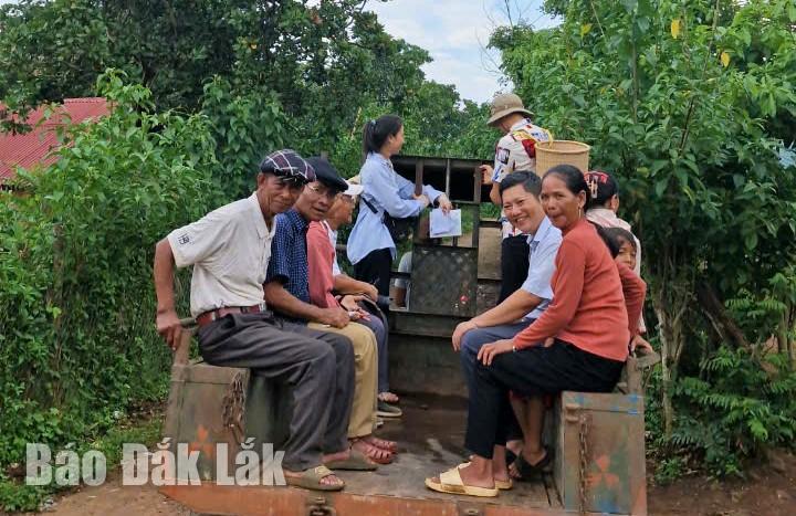 Tour trải nghiệm quanh làng bằng xe công nông để phát hiện các sản phẩm du lịch tại xã Đắk Phơi (huyện Lắk).