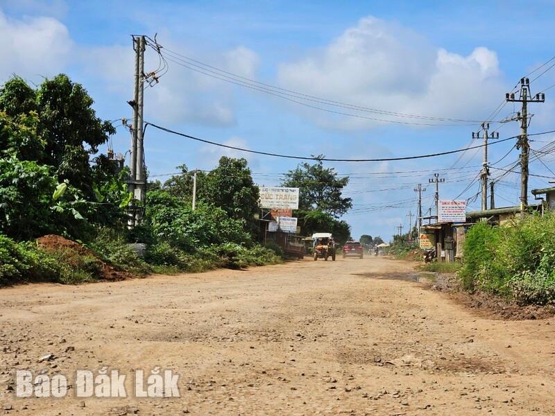 đoàn đã đi kiểm tra thực tế tình hình triển khai thi công Dự án đường giao thông từ xã Ea Hồ đi Tam Giang, huyện Krông Năng