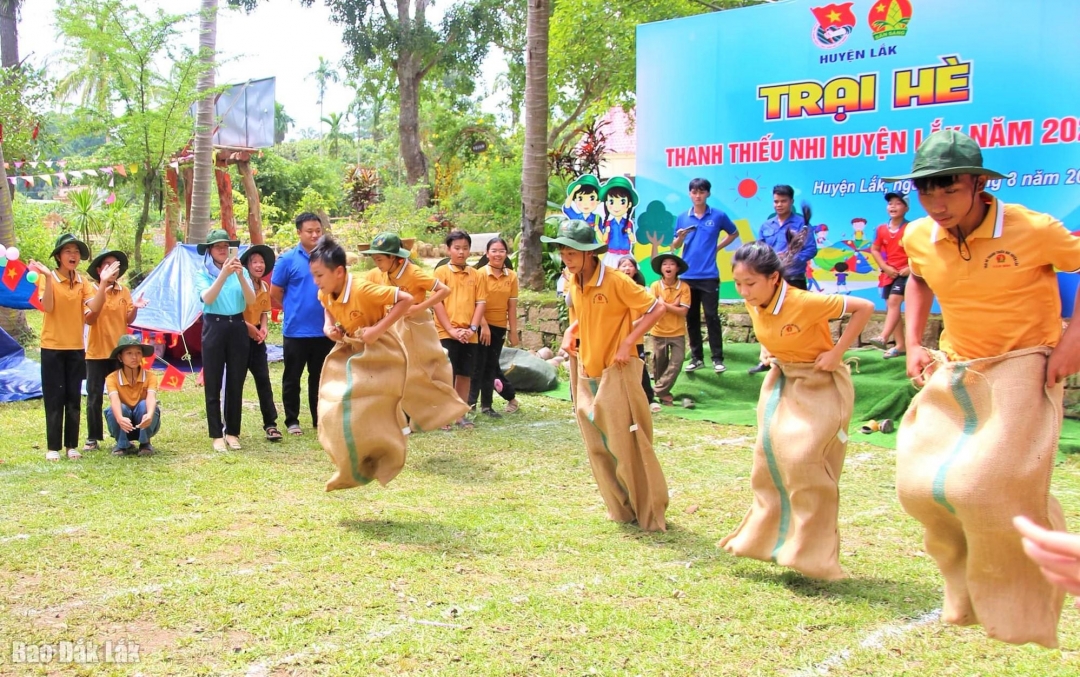 Các em thiếu nhi tham gia trò chơi nhảy bao bố tại trại hè.