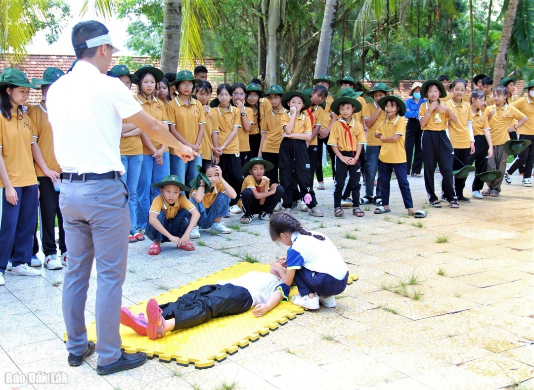 Ban tổ chức hướng dẫn kỹ năng phòng chống đuối nước cho trại sinh.