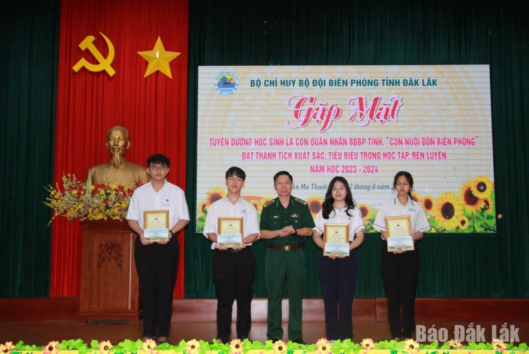 Đại tá Đỗ Quang Thấm, Chính ủy BĐBP tỉnh biểu dương học sinh có thành tích xuất sắc trong năm học 2023 - 2024.