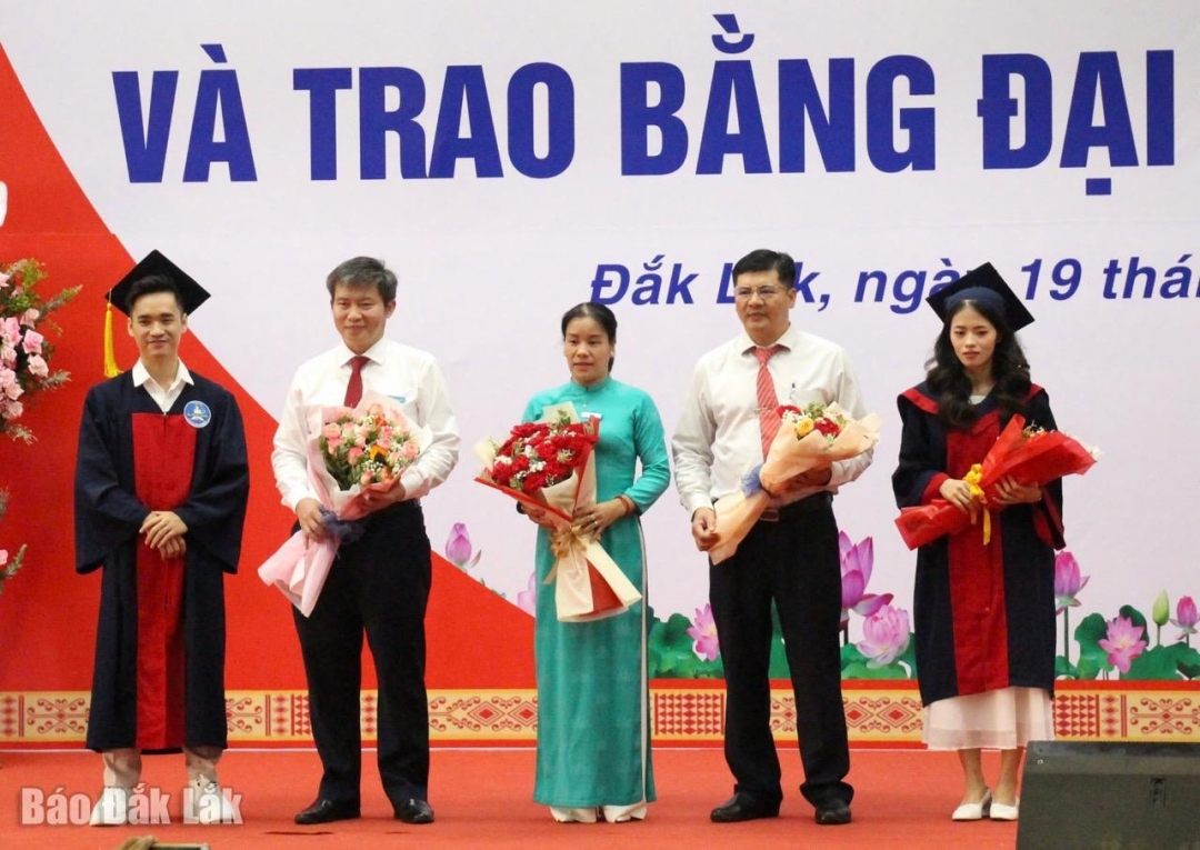 Đại diện sinh viên tặng hoa tri ân tập thể Ban Giám hiệu, thầy cô, viên chức, người lao động nhà trường. 