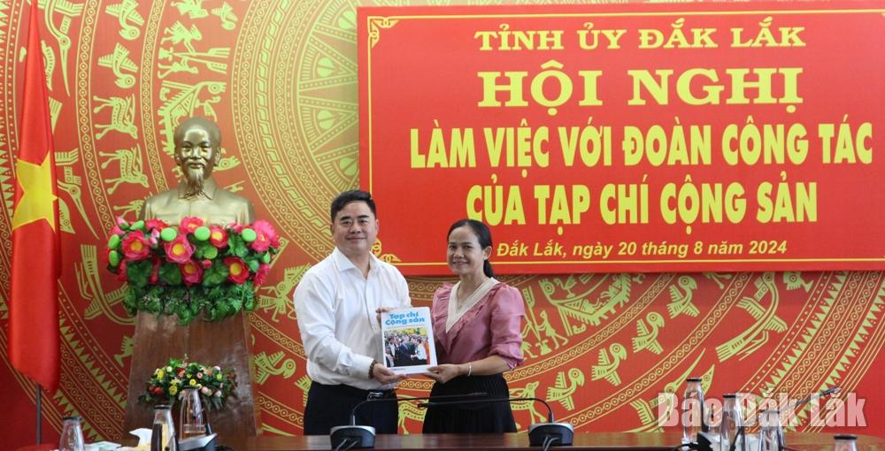 PGS.TS Phạm Minh Tuấn, Phó Tổng Biên tập Tạp chí Cộng sản trao quà tặng lãnh đạo tỉnh Đắk Lắk.