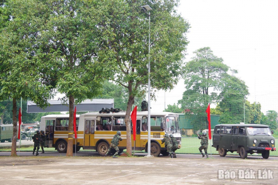 Lực lượng tham gia tiến công địch.