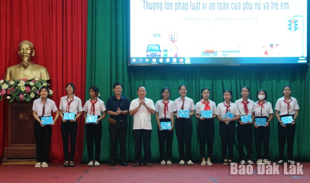 Ban tổ chức trao vở viết tặng các em học sinh.