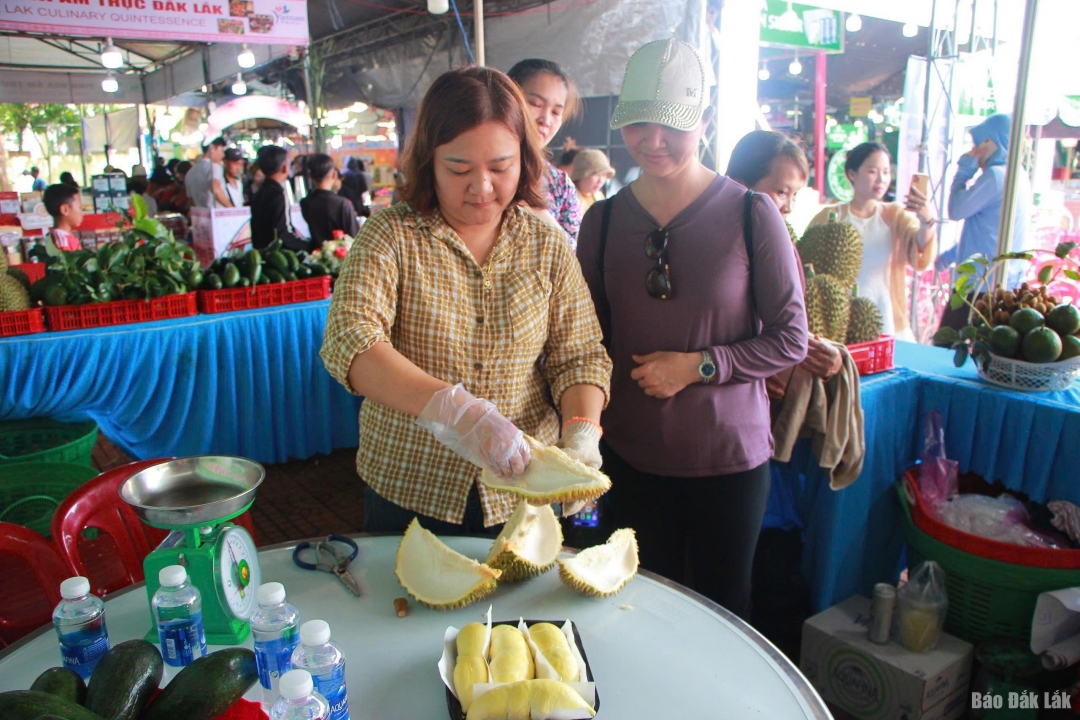 Khách hàng ghé trải nghiệm và mua sầu riêng của đơn vị xã Ea Yông.