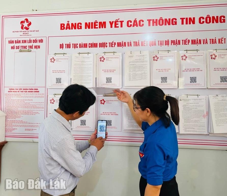 Đoàn viên thanh niên hướng dẫn người dân các thủ tục hành chính