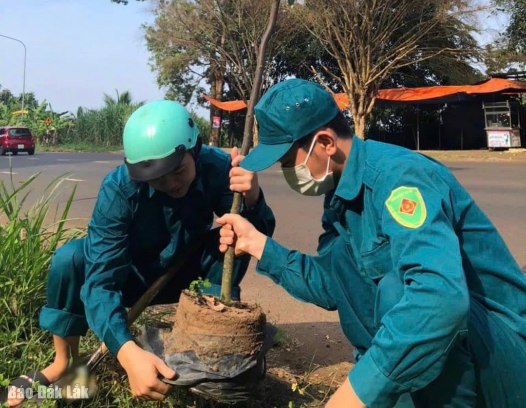 Chi đoàn Quân sự thị trấn Ea Pốk, huyện Cư M’gar vừa tổ chức cho đoàn viên chi đoàn tham gia “Chiến dịch Hành quân xanh” năm 2024, với các hoạt động: tổ chức trồng cây xanh dọc đường tỉnh lộ 8