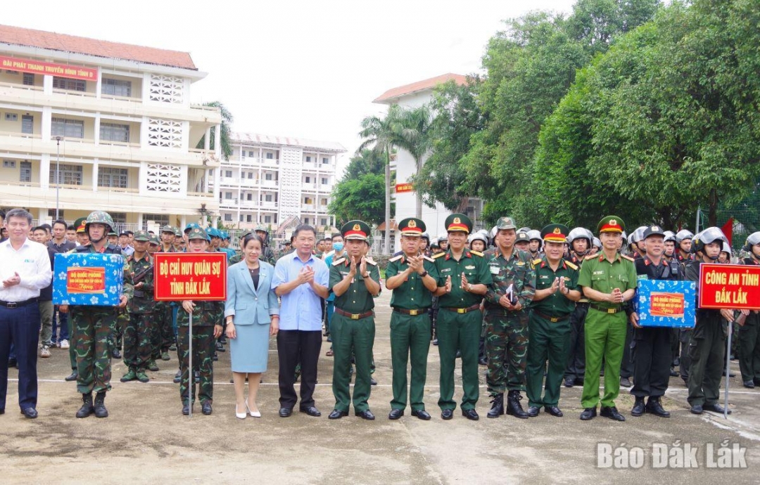 Đại diện các cơ quan, đơn vị tặng quà cho cán bộ, chiến sĩ tham gia diễn tập.