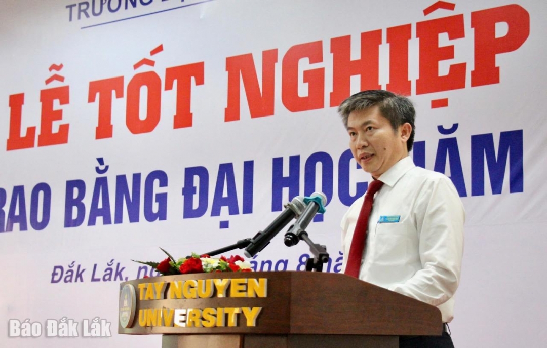 TS. Nguyễn Thanh Trúc, Phó Bí thư Đảng uỷ, Hiệu trưởng nhà trường phát biểu tại buổi lễ.