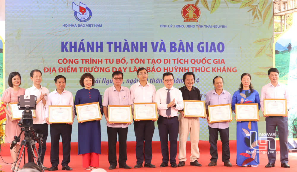 Đồng chí Lê Quốc Minh trao Bằng khen của Hội Nhà báo Việt Nam tặng 9 tập thể, cá nhân có thành tích xuất sắc, đóng góp xây dựng Di tích lịch sử Quốc gia Địa điểm Trường dạy làm báo Huỳnh Thúc Kháng.