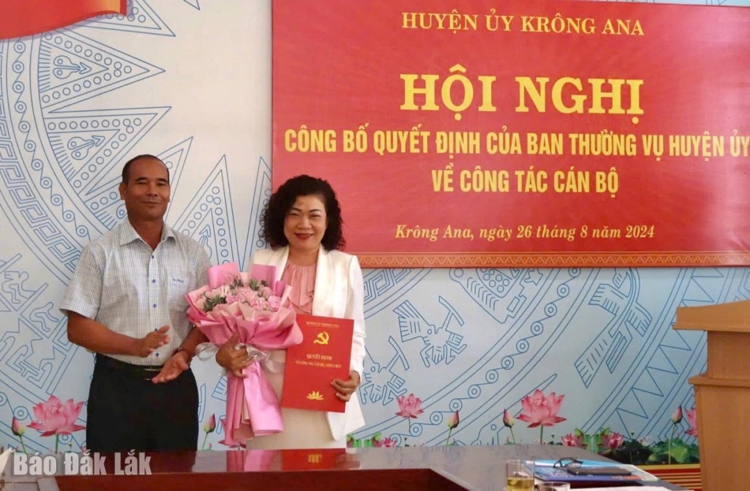 Thay mặt Ban Thường vụ Huyện ủy Krông Ana, Phó Bí thư Thường trực Huyện ủy Y Nem Bkrông trao quyết định cho đồng chí H Yâo Knul. 