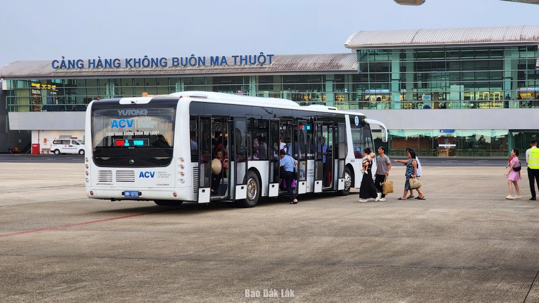 Hành khách đi máy bay tại Cảng Hàng không Buôn Ma Thuột.