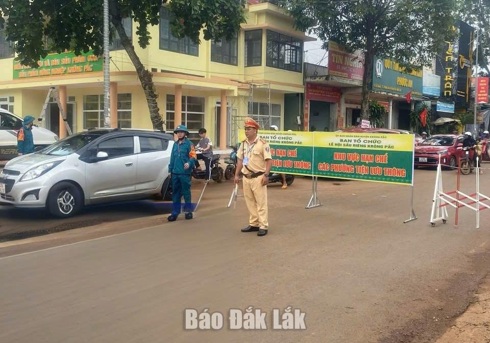 Một vị trí cắm biển hạn chế khu vực hạn chế phương tiện lưu thông trong thời gian diễn ra Lễ hội Sầu riêng Krông Pắc lần thứ II.