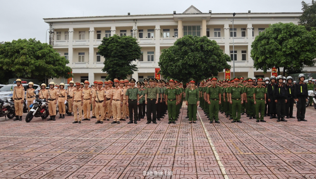 Cán bộ, chiến sĩ Công an TP. Buôn Ma Thuột dự buổi lễ ra quân.