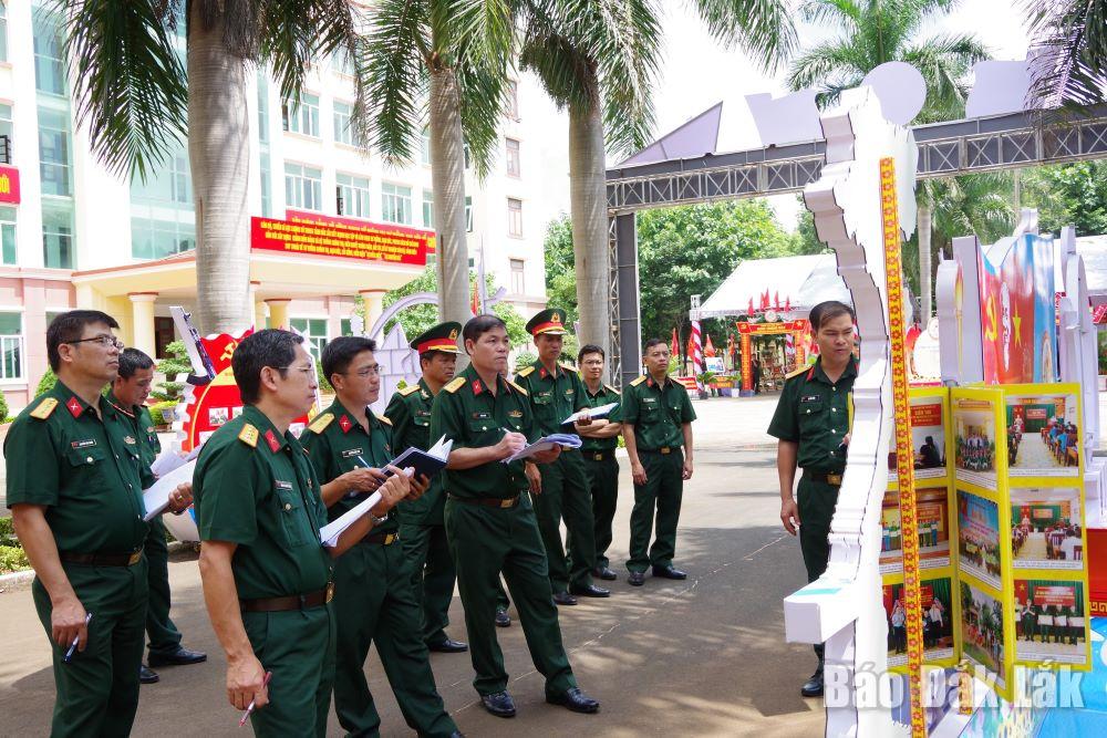 Ban Giám khảo chấm thi panô ảnh.