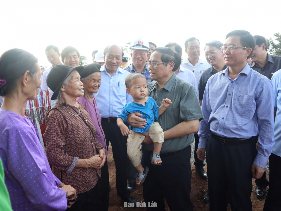 Thủ tướng ân cần thăm hỏi, cảm ơn nhân dân vùng dự án đã đồng thuận trong bàn giao mặt bằng để triển khai dự án cao tốc qua tỉnh Đắk Lắk.