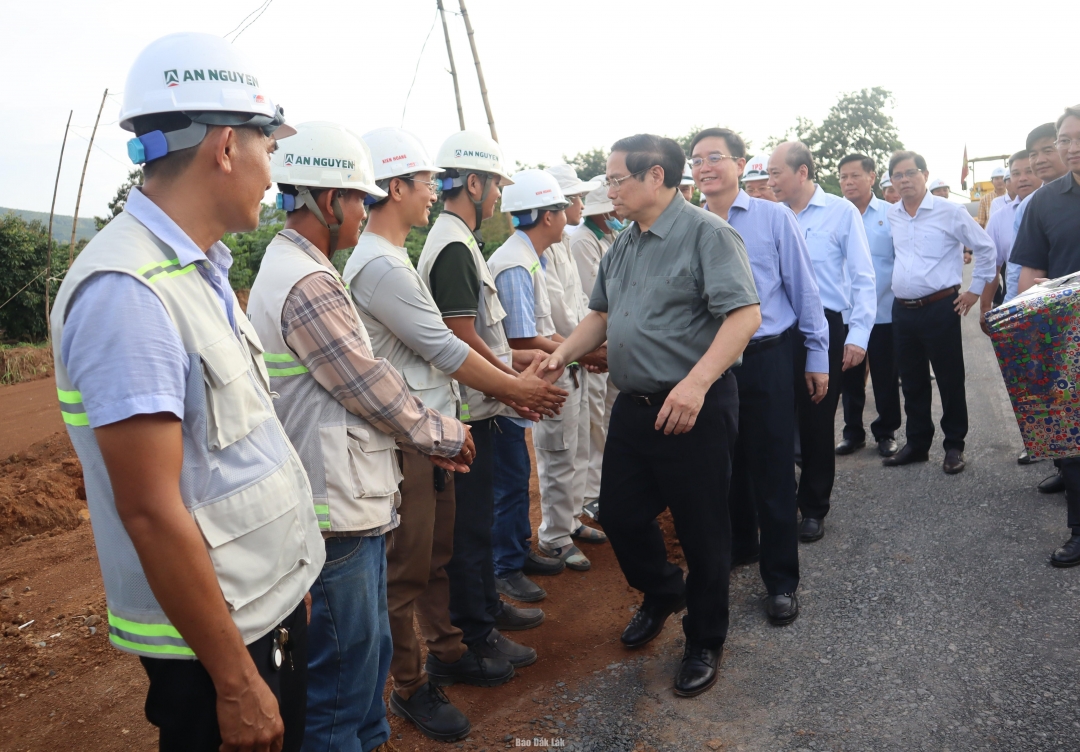 Thủ tướng Chính phủ Phạm Minh Chính thăm hỏi cán bộ, kỹ sư, công nhân và người lao động làm việc trên công trường cao tốc.