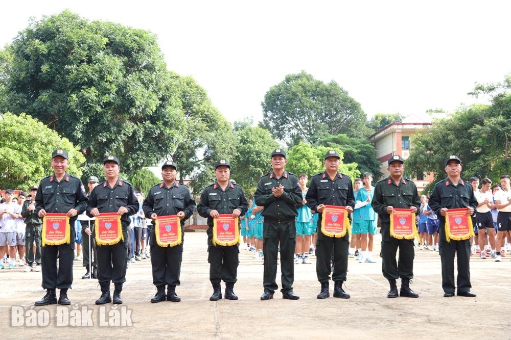 Đại diện các đơn vị tham gia thi đấu nhận cờ lưu niệm.
