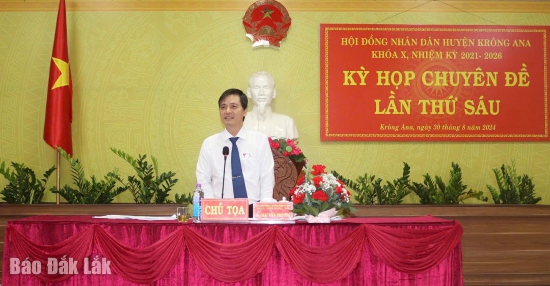 Phó Chủ tịch HĐND huyện chủ tọa kỳ họp.