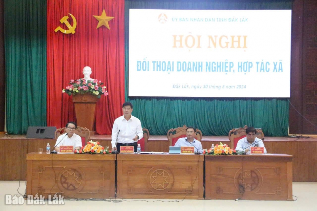 Chủ trì hội nghị đối thoại.