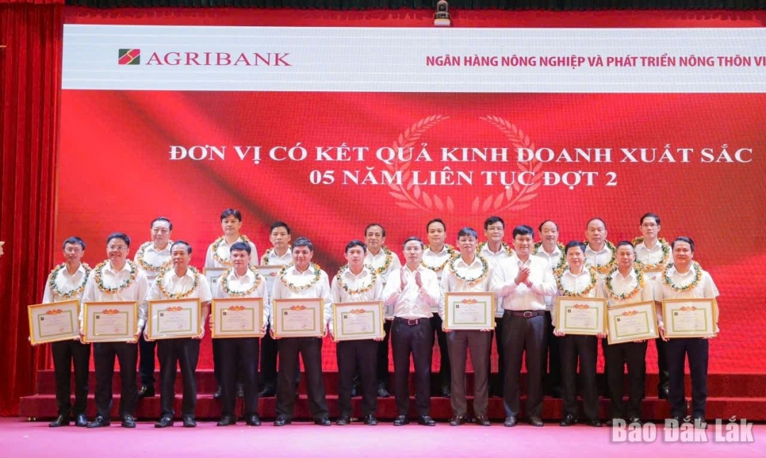 Lãnh đạo Agribank trao thưởng các đơn vị có kết quả kinh doanh xuất sắc 5 năm liên tục.