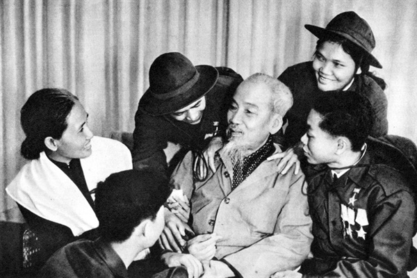 Chủ tịch Hồ Chí Minh với các anh hùng và chiến sỹ miền nam. Ảnh tư liệu