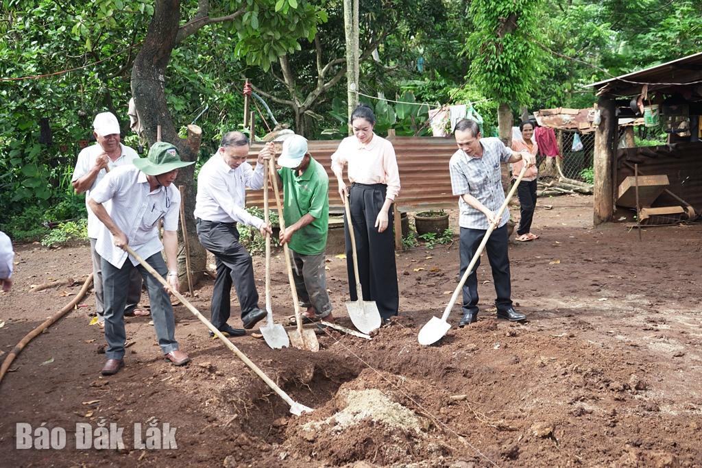 Đại diện các đơn vị, chính quyền địa phương động thổ xây dựng căn nhà.