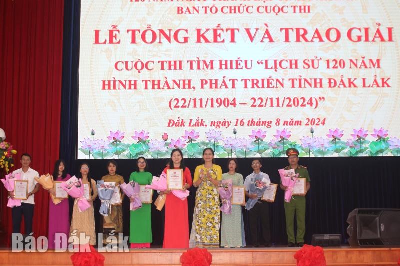 Trao giải Nhất cho thí sinh Nguyễn Thị Phương Thảo (Đảng bộ huyện Krông Ana).