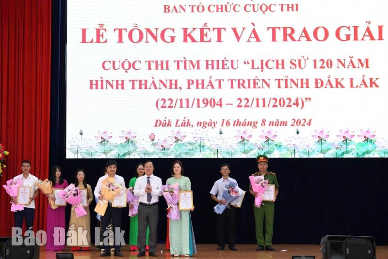 Trao giải Nhì cho các thí sinh đoạt giải.