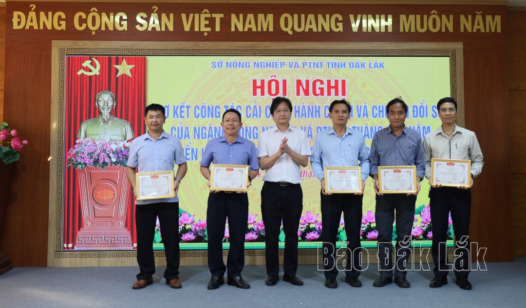 Giám đốc Sở NN-PTNT Nguyễn Hoài Dương tặng Giấy khen cho các tập thể đạt thành tích xuất sắc trong công tác cải cách hành chính năm 2023.